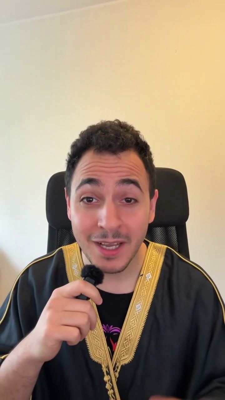 التحول الأول: تغيير اللبس مع بقاء الكادر ثابت